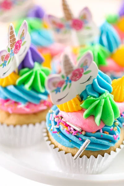 Tek boynuzlu at cupcakes çok renkli buttercream buzlanma ile yakın çekim.