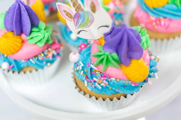 Tek boynuzlu at cupcakes çok renkli buttercream buzlanma ile yakın çekim.