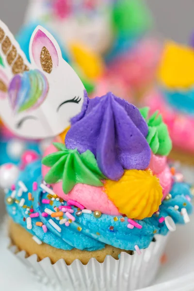 Nahaufnahme Von Einhorn Cupcakes Mit Buntem Buttercreme Zuckerguss — Stockfoto