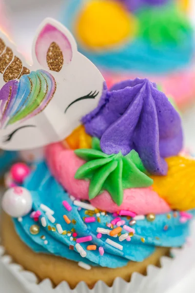 Tek boynuzlu at cupcakes çok renkli buttercream buzlanma ile yakın çekim.