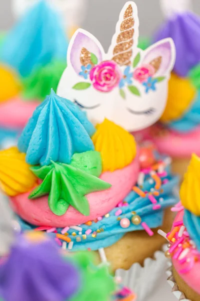Κοντινό Πλάνο Της Μονόκερος Cupcakes Γλάσο Buttercream Πολύχρωμη — Φωτογραφία Αρχείου