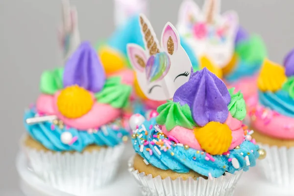 Tek boynuzlu at cupcakes çok renkli buttercream buzlanma ile yakın çekim.