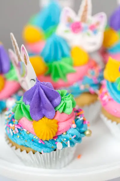 Nahaufnahme Von Einhorn Cupcakes Mit Buntem Buttercreme Zuckerguss — Stockfoto