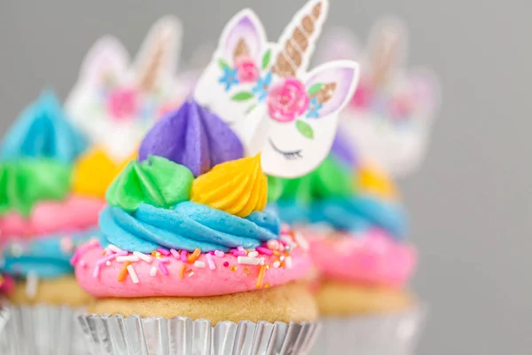 Nahaufnahme Von Einhorn Cupcakes Mit Buntem Buttercreme Zuckerguss — Stockfoto