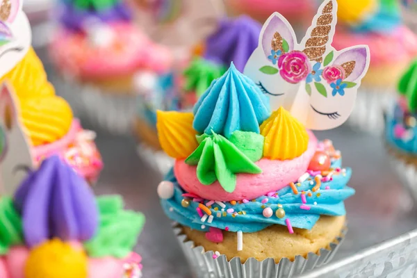 Jednorożec Babeczki Multicolor Buttercream Lukier Metalowej Tacy — Zdjęcie stockowe