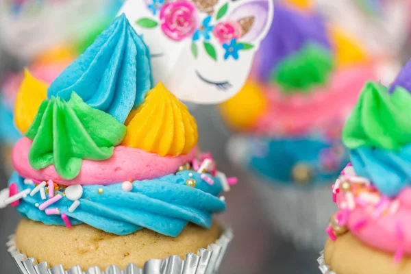 Cupcakes Unicórnio Com Cobertura Creme Manteiga Multicolor Bandeja Metal — Fotografia de Stock