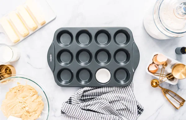 Üstten görünüm. Vanilyalı kek pişirme.