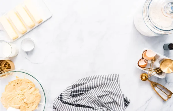 Üstten görünüm. Vanilyalı kek pişirme.