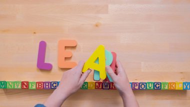 Kelime öğrenmek çok renkli ahşap mektup ahşap masa üstünde üzerinden.