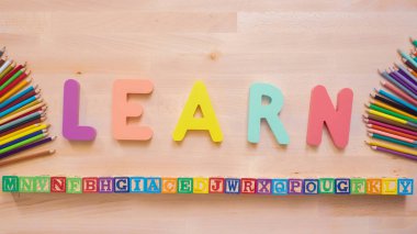 Kelime öğrenmek çok renkli ahşap mektup ahşap masa üstünde üzerinden.