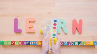 Kelime öğrenmek çok renkli ahşap mektup ahşap masa üstünde üzerinden.