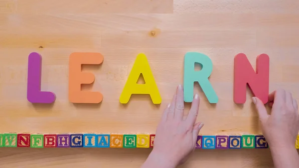 Wort Lernen Aus Bunten Holzbuchstaben Auf Holztisch — Stockfoto