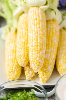 Meksika Caddesi ızgara hazırlığı taze malzemelerle elote Mısır.