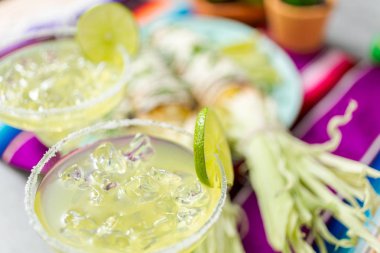 Kireç kireç taze dilim ile süslenmiş buzlu margarita.