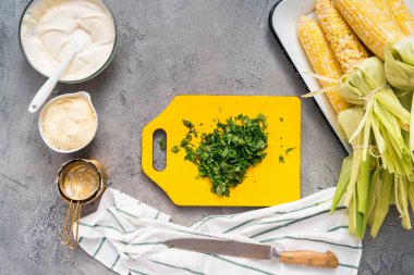 Pişirme crilling Meksika Caddesi Mısır elote.