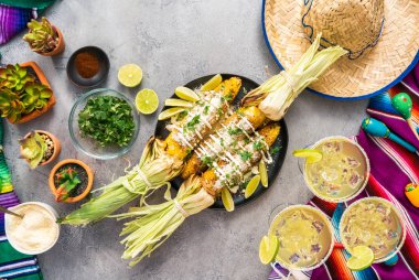 Üstten görünüm. Bir servis tabağı üzerinde baharatlar ile süslenmiş Meksika Caddesi Mısır elote ızgara.