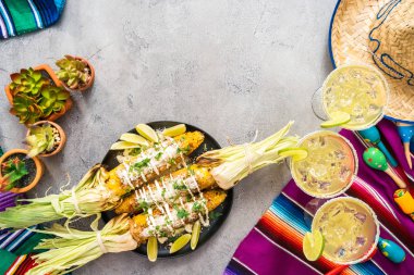 Üstten görünüm. Bir servis tabağı üzerinde baharatlar ile süslenmiş Meksika Caddesi Mısır elote ızgara.