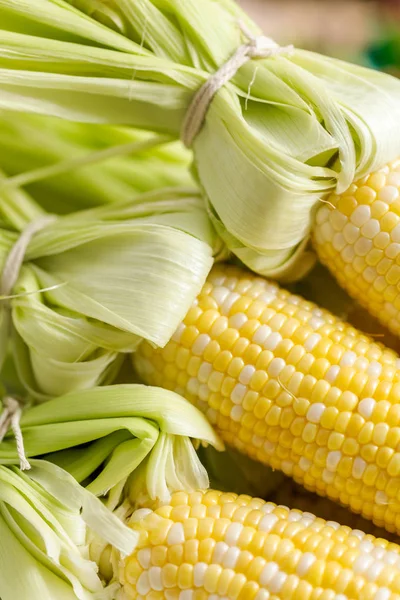Meksika Caddesi ızgara hazırlığı taze malzemelerle elote Mısır.