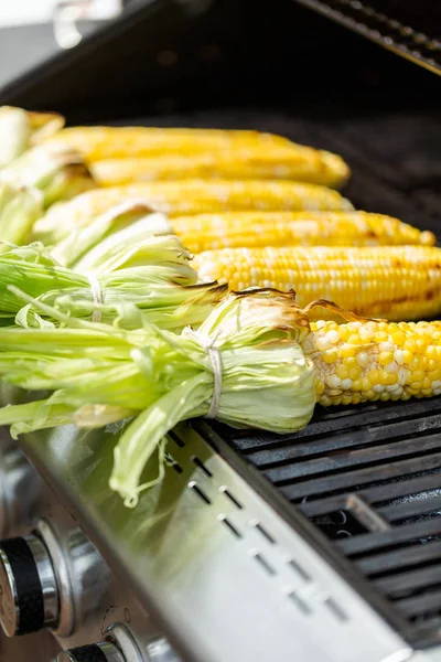 Grillowanie Ulicy Meksykańskiej Elote Kukurydzy Grill Gazowy Odkryty — Zdjęcie stockowe