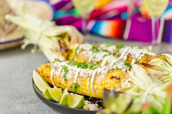 Baharat ve bir servis tabağı üzerinde taze kişniş ile süslenmiş Meksika Caddesi Mısır elote ızgara.