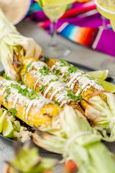 Baharat ve bir servis tabağı üzerinde taze kişniş ile süslenmiş Meksika Caddesi Mısır elote ızgara.