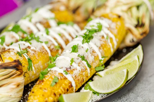 Elote Maíz Callejero Mexicano Parrilla Adornado Con Especias Cilantro Fresco —  Fotos de Stock