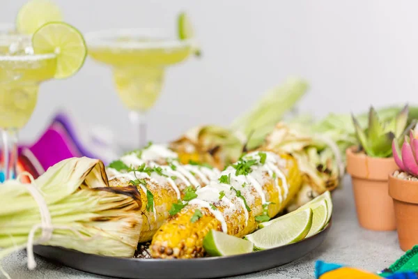 Elote Maíz Callejero Mexicano Parrilla Adornado Con Especias Cilantro Fresco — Foto de Stock