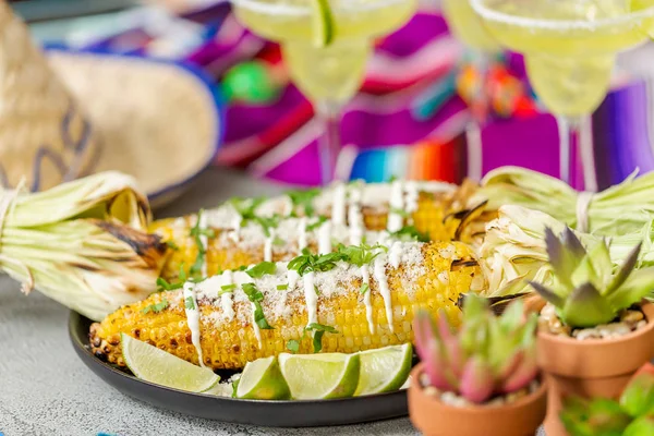 スパイスと料理皿の上に新鮮なコリアンダーを添えてグリル メキシカン ストリート トウモロコシ セドナ — ストック写真