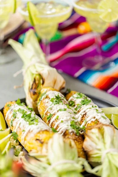 Elote Maíz Callejero Mexicano Parrilla Adornado Con Especias Cilantro Fresco —  Fotos de Stock