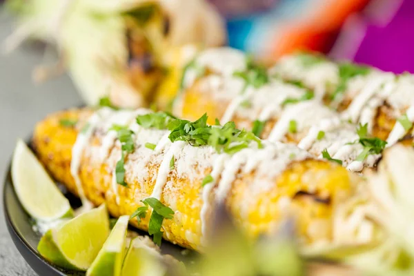 Elote Maíz Callejero Mexicano Parrilla Adornado Con Especias Cilantro Fresco —  Fotos de Stock