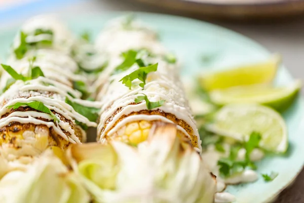 スパイスと料理皿の上に新鮮なコリアンダーを添えてグリル メキシカン ストリート トウモロコシ セドナ — ストック写真