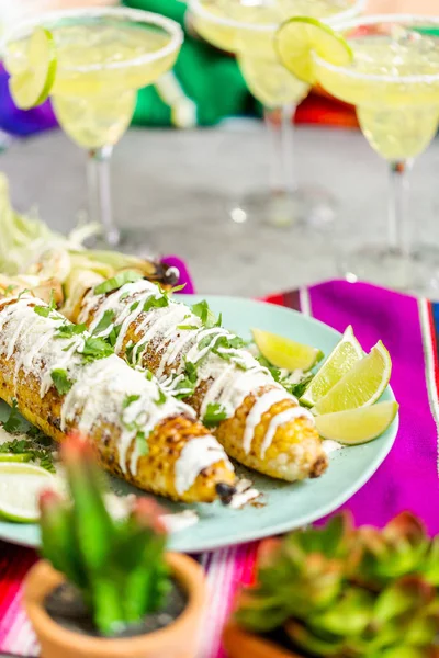 Baharat ve bir servis tabağı üzerinde taze kişniş ile süslenmiş Meksika Caddesi Mısır elote ızgara.