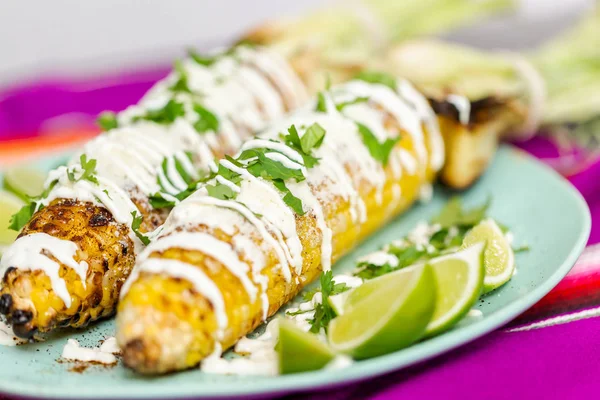 Elote Maíz Callejero Mexicano Parrilla Adornado Con Especias Cilantro Fresco —  Fotos de Stock