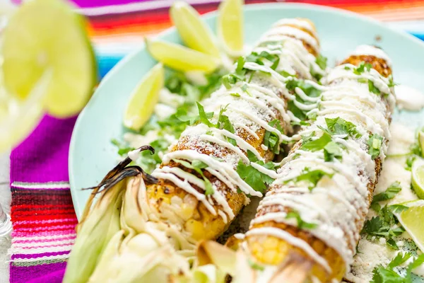 Elote Maíz Callejero Mexicano Parrilla Adornado Con Especias Cilantro Fresco — Foto de Stock