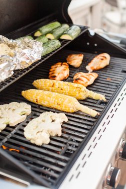 Organik tavuk ve sebze ızgara sağlıklı yemek.