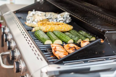 Organik tavuk ve sebze ızgara sağlıklı yemek.