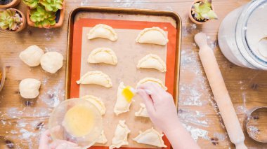 Adım adım. Ev yapımı yapma empanadas tatlı dolgulu.