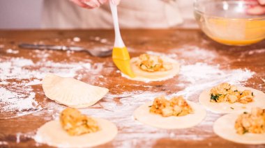 Adım adım. Ev yapımı yapma empanadas farklı dolguları ile.