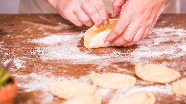 Adım adım. Ev yapımı yapma empanadas farklı dolguları ile.
