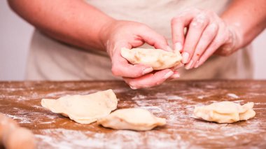 Adım adım. Ev yapımı yapma empanadas kırmızı elma dolguları ile.