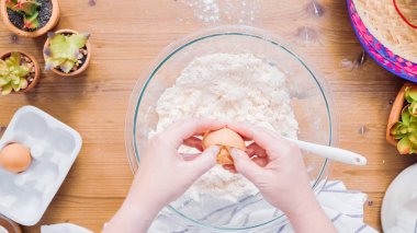 Adım adım. Malzemeler hamur empanadas için yapmak için karıştırma.