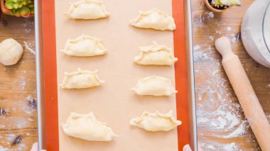 Adım adım. Ev yapımı yapma empanadas tatlı dolgulu.