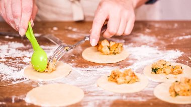 Adım adım. Ev yapımı yapma empanadas farklı dolguları ile.