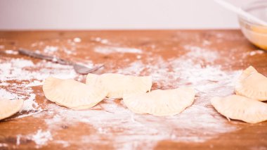 Adım adım. Ev yapımı yapma empanadas farklı dolguları ile.