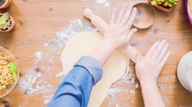 Adım adım. Hamur için ev yapımı empanadas haddeleme.