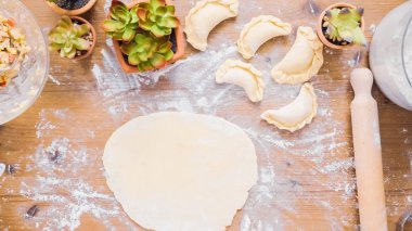 Adım adım. Hamur için ev yapımı empanadas haddeleme.