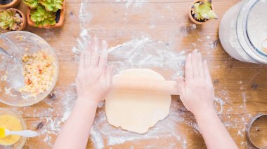 Adım adım. Hamur için ev yapımı empanadas haddeleme.