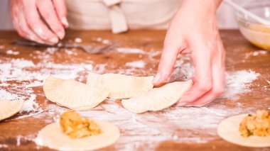 Adım adım. Ev yapımı yapma empanadas farklı dolguları ile.
