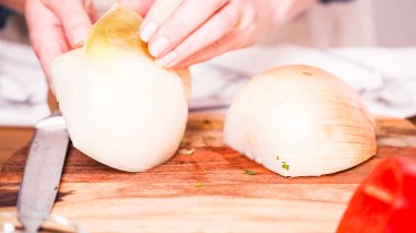 Adım adım. Dolgu empanadas için yapmak için kesme sebze.