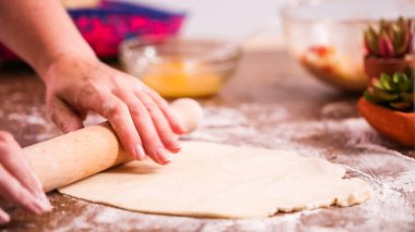 Adım adım. Hamur için ev yapımı empanadas haddeleme.